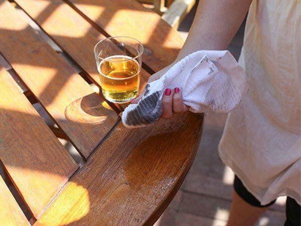 Mang bia đổ vào quần áo, tưởng phí của trời ai ngờ phát hiện “tuyệt chiêu” bất ngờ