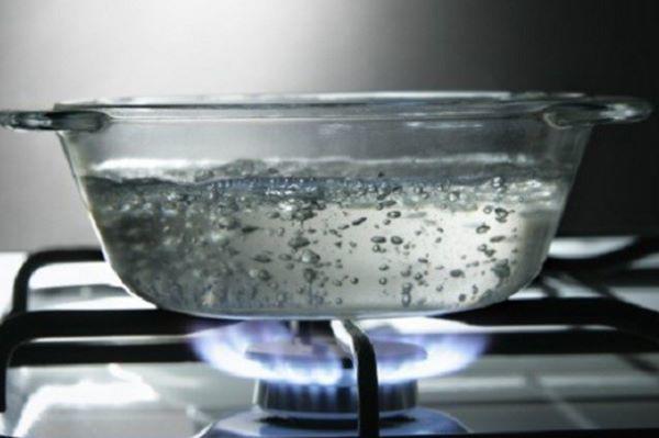 Mang cốc muối đổ vào bồn cầu, 5 phút sau chồng gọi vợ vào xem điều đặc biệt