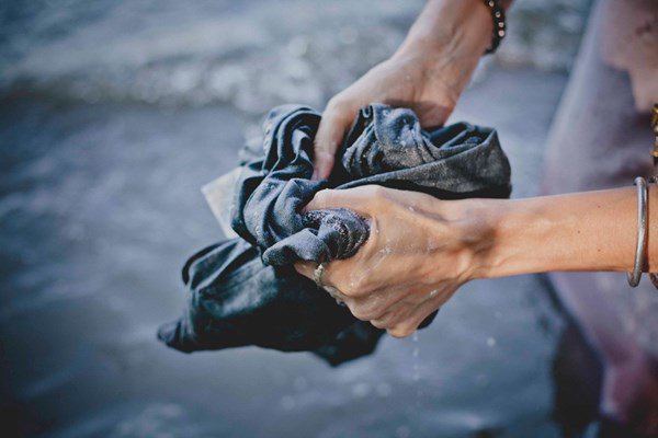 Mang muối đổ vào quần jeans, nghe lạ đời nhưng biết lý do ai cũng muốn làm theo