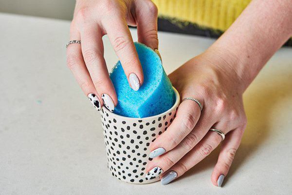 Mẹ chồng quên miếng rửa bát trong tủ lạnh, con dâu tá hỏa phát hiện điểm lạ sau 1 đêm