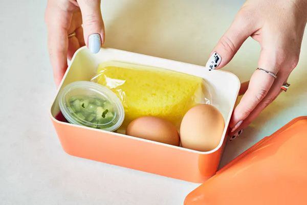 Mẹ chồng quên miếng rửa bát trong tủ lạnh, con dâu tá hỏa phát hiện điểm lạ sau 1 đêm