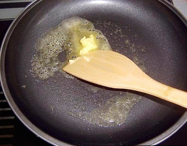 Mua chảo chống dính về đổ thứ này vào đun, dùng cả năm không xước, không hỏng