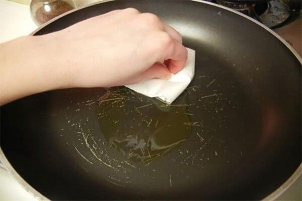 Mua chảo chống dính về đổ thứ này vào đun, dùng cả năm không xước, không hỏng