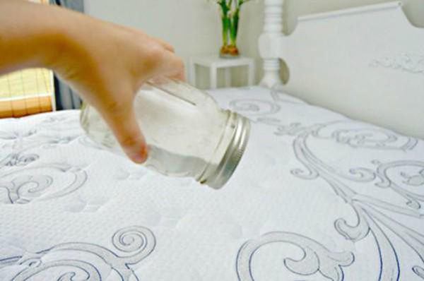 Vợ lấy baking soda rải xuống giường, chồng trẻ ngỡ ngàng thấy thành quả sau 1 đêm