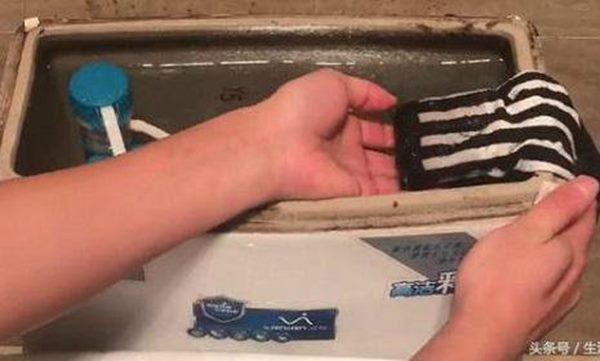 Vợ nhét xà bông vào tất thả trong bồn cầu, chồng cấm cản rồi phục sát khi biết lý do