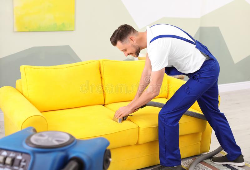Dịch vụ giặt ghế sofa uy tín giá rẻ ở long biên